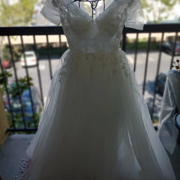 Elegant White, Tulle and Organza Wedding Gown - Picture 3 of 11